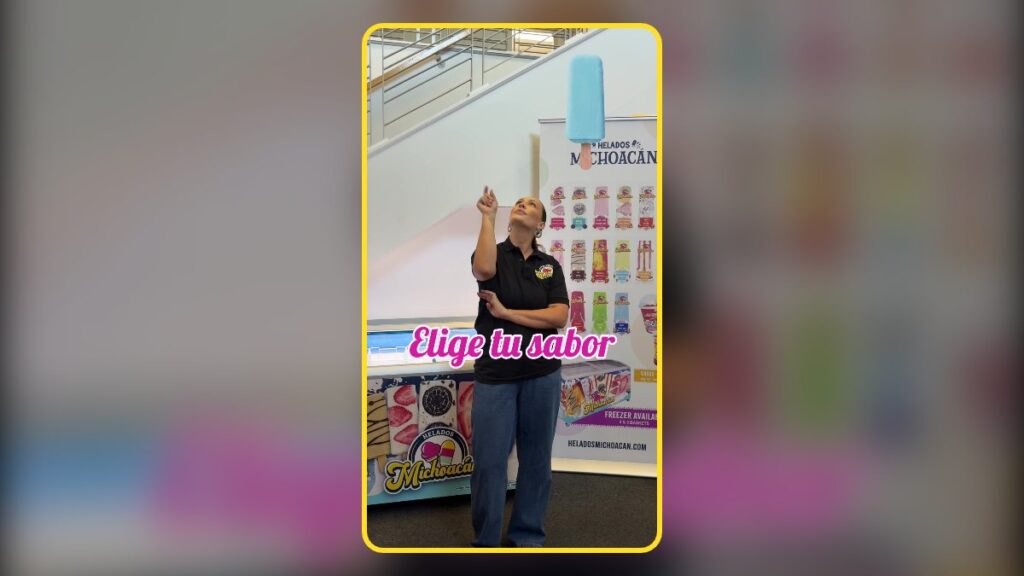 Sabores de paletas mexicanas de Helados Michoacán en congelador exhibidor