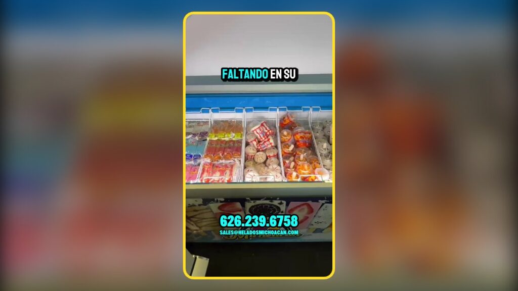 Surtir congelador de helados: congelador de tienda con paletas de Helados Michoacán